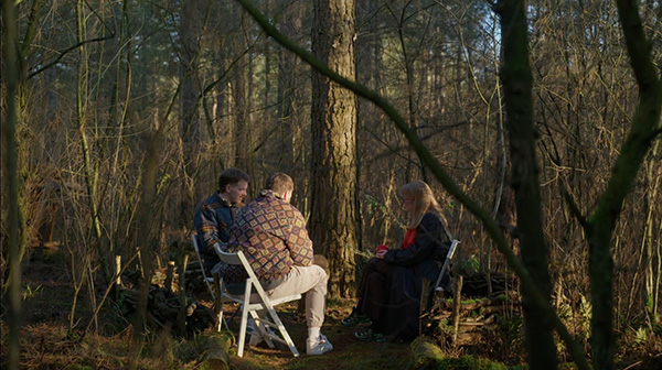 Tim bezoekt het gedenkbos met Anne en Matthijs